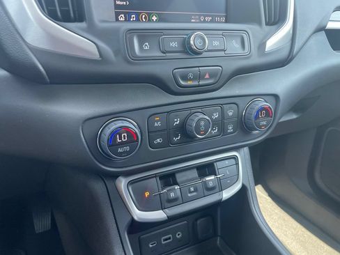 Used 2024 GMC Terrain SLE w/ Driver Convenience Package FWD image 17