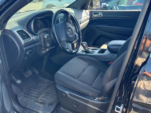 Used 2020 Jeep Grand Cherokee Laredo AWD/4WD image 2