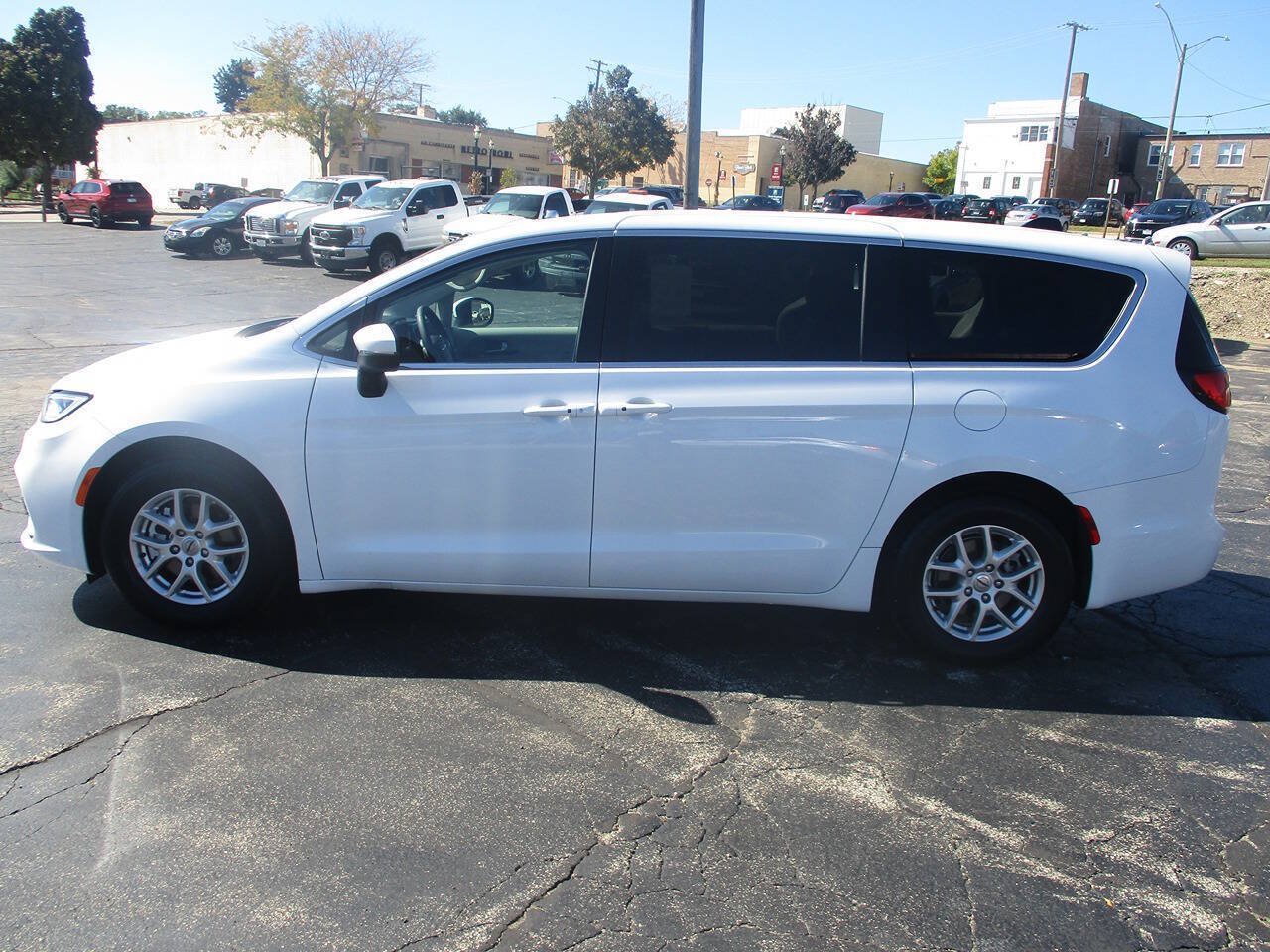 Used 2023 Chrysler Pacifica Touring-L FWD image 8