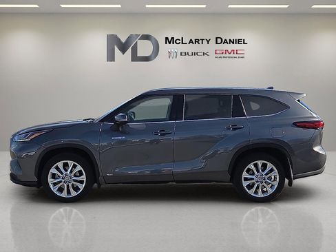 Used 2021 Toyota Highlander Limited image 3