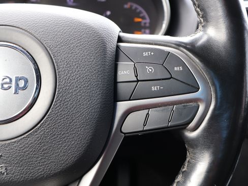 Used 2021 Jeep Grand Cherokee Laredo X image 39