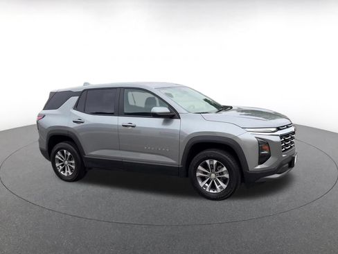 Used 2025 Chevrolet Equinox LT FWD image 2