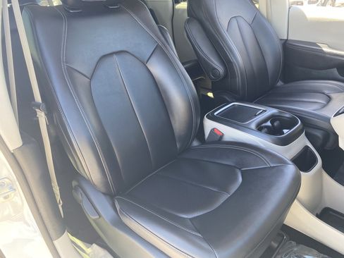 Used 2024 Chrysler Pacifica Touring-L FWD image 9
