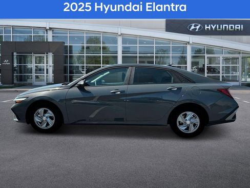 Used 2025 Hyundai Elantra SE image 3