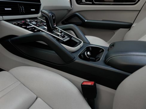 Certified 2019 Porsche Cayenne S AWD/4WD image 22