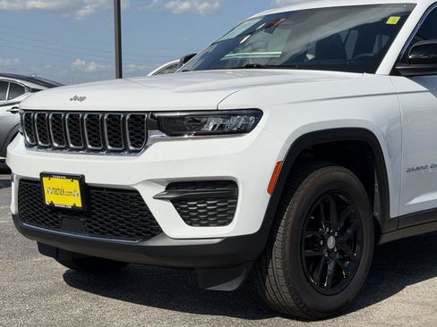 Used 2025 Jeep Grand Cherokee Laredo X AWD/4WD image 9