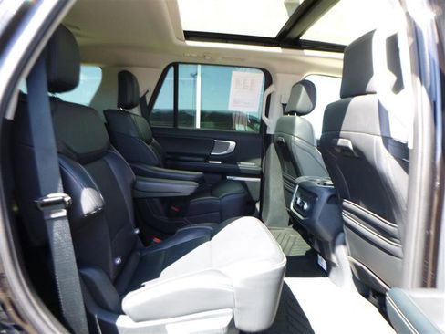 Used 2025 Ford Expedition Platinum AWD/4WD image 9