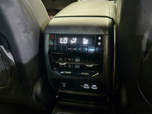 Used 2023 Jeep Grand Cherokee L Laredo image 16