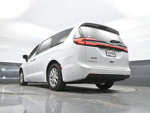 Used 2024 Chrysler Pacifica Touring-L FWD image 50