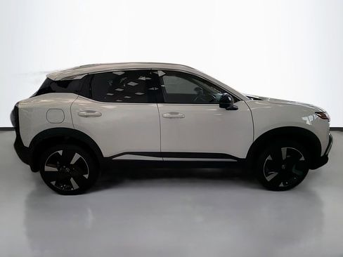 New 2026 Nissan Kicks SR image 9