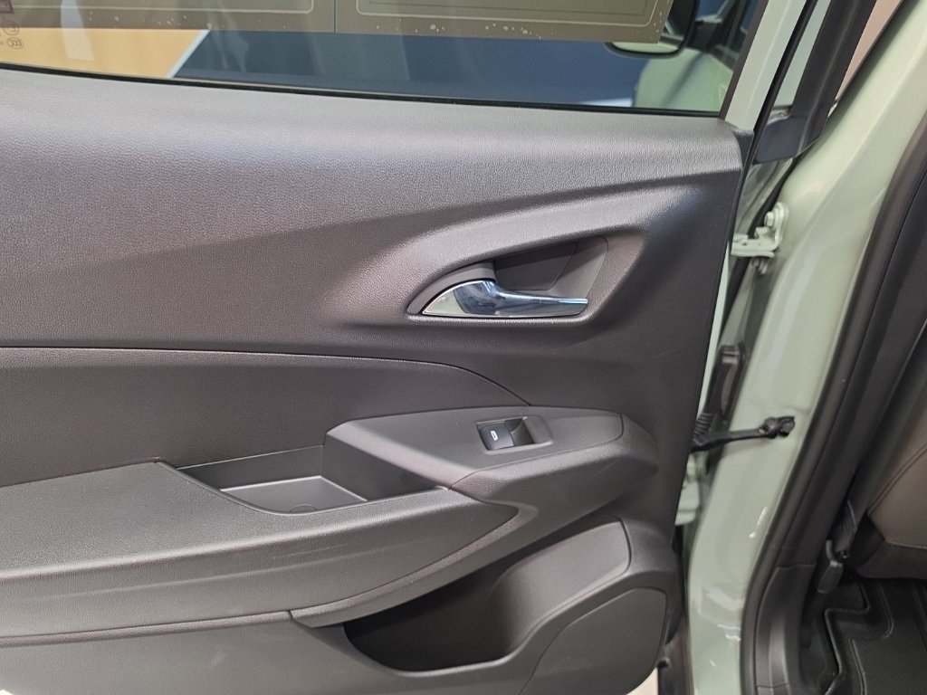 Used 2025 Chevrolet Trax ACTIV FWD image 39