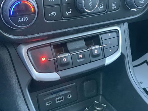 Used 2024 GMC Terrain SLT image 13