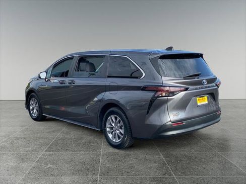 Certified 2025 Toyota Sienna LE FWD image 3