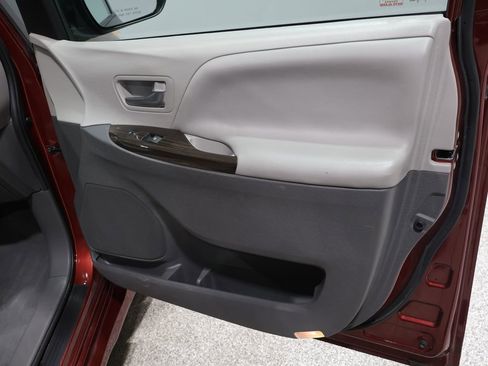 Used 2020 Toyota Sienna XLE image 23