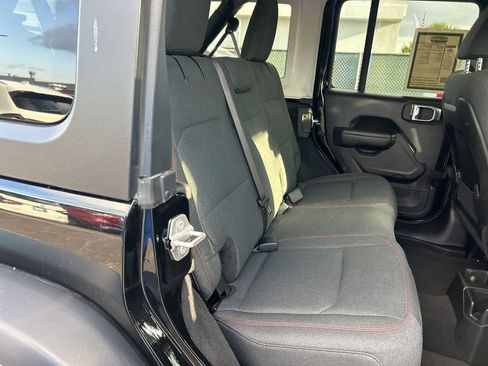 Used 2025 Jeep Wrangler Unlimited Rubicon image 28