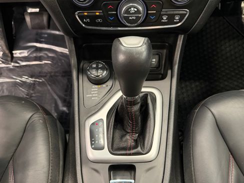 Used 2018 Jeep Cherokee Trailhawk w/ Comfort/Convenience Group AWD/4WD image 17