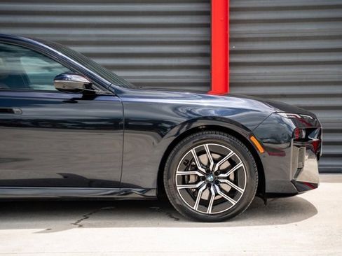 Used 2023 BMW 740i w/ Parking Assistance Package image 7