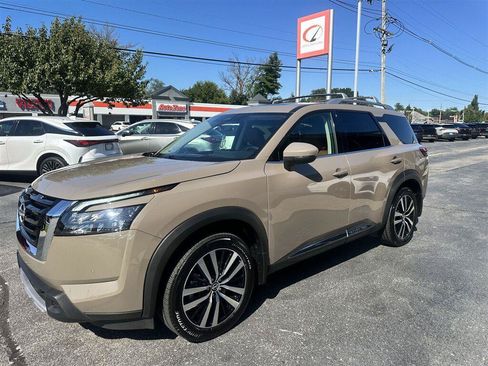 Used 2025 Nissan Pathfinder Platinum FWD image 7
