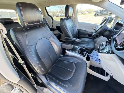 Used 2022 Chrysler Pacifica Touring-L image 24