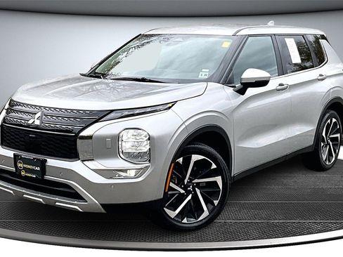 Used 2023 Mitsubishi Outlander SE image 3