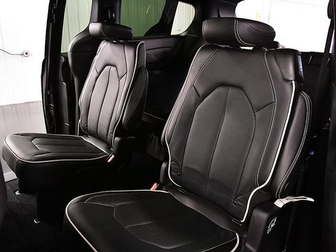 Used 2026 Chrysler Pacifica Limited FWD image 28