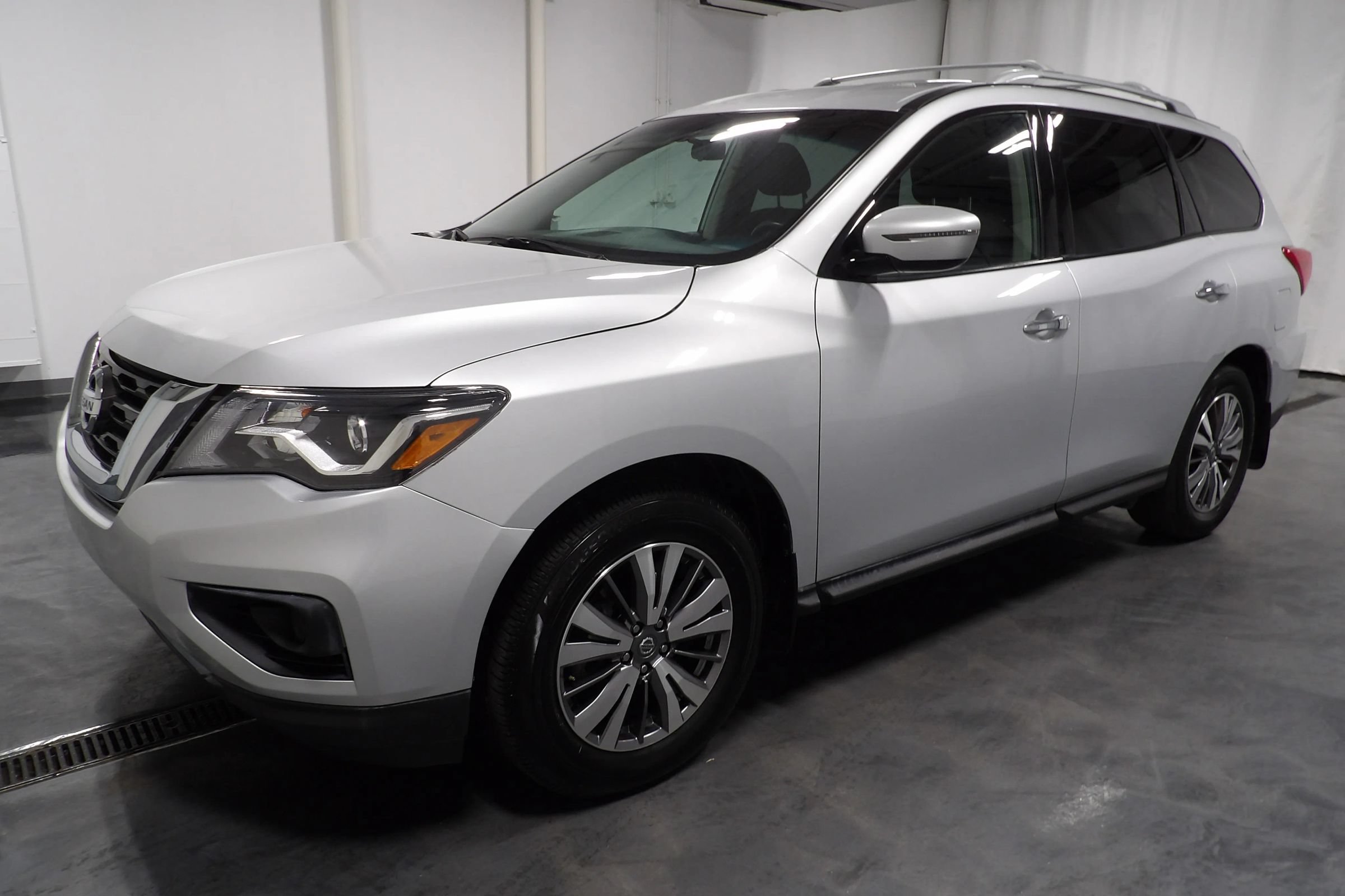 Used 2020 Nissan Pathfinder S FWD image 3