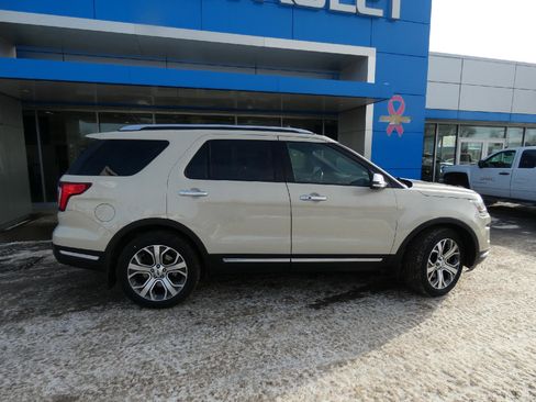 Used 2018 Ford Explorer Platinum image 2