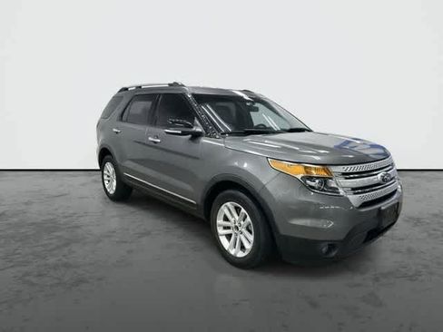 Used 2014 Ford Explorer XLT w/ Equipment Group 202A FWD image 5