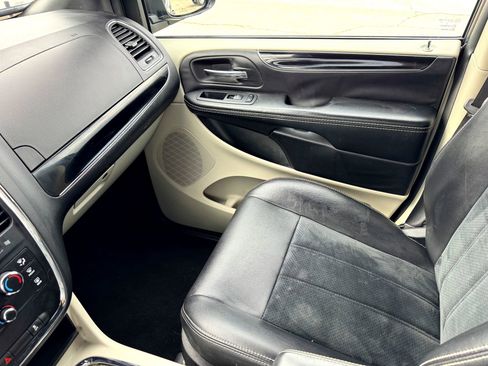 Used 2018 Dodge Grand Caravan SXT image 30