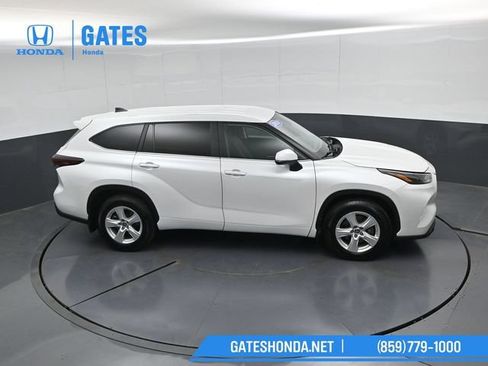 Used 2024 Toyota Highlander LE AWD/4WD image 49