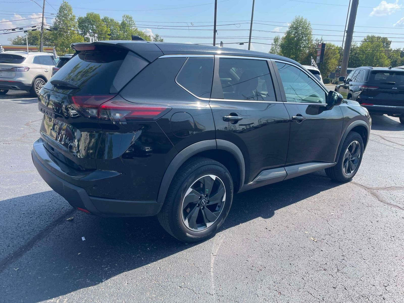 Used 2024 Nissan Rogue SV AWD/4WD image 8