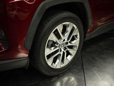 Used 2021 Toyota RAV4 XLE Premium w/ Carpet Mat Package (TMS) FWD image 4