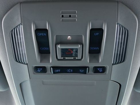 Used 2020 Toyota Highlander XLE AWD/4WD image 21