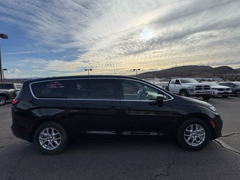 Certified 2024 Chrysler Pacifica Touring-L image 6