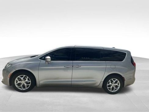 Used 2018 Chrysler Pacifica Touring Plus w/ Tire & Wheel Group FWD image 5