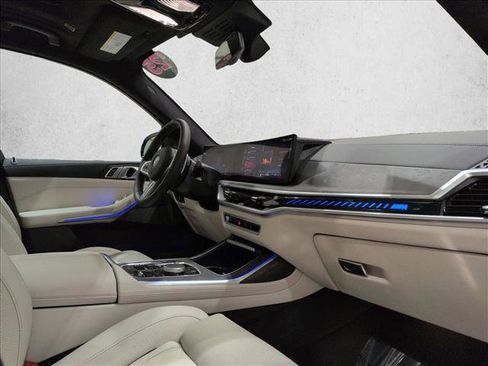 Used 2025 BMW X7 M60i image 25