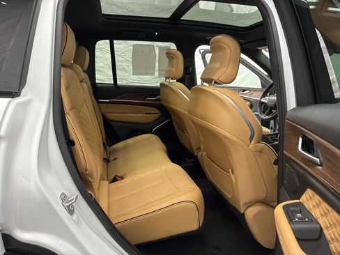 Certified 2025 Jeep Grand Cherokee Summit AWD/4WD image 11