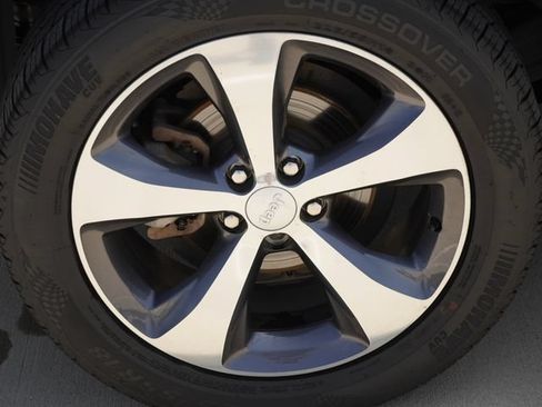 Used 2019 Jeep Cherokee Limited FWD image 11