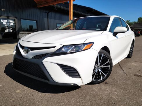 Used 2020 Toyota Camry SE FWD image 1