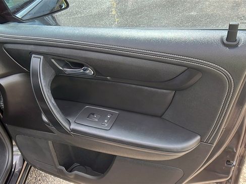 Used 2016 Chevrolet Traverse LT w/ Style and Technology Package image 16