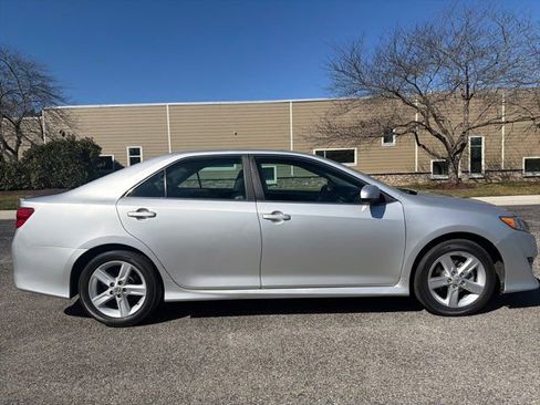 Used 2013 Toyota Camry SE image 3