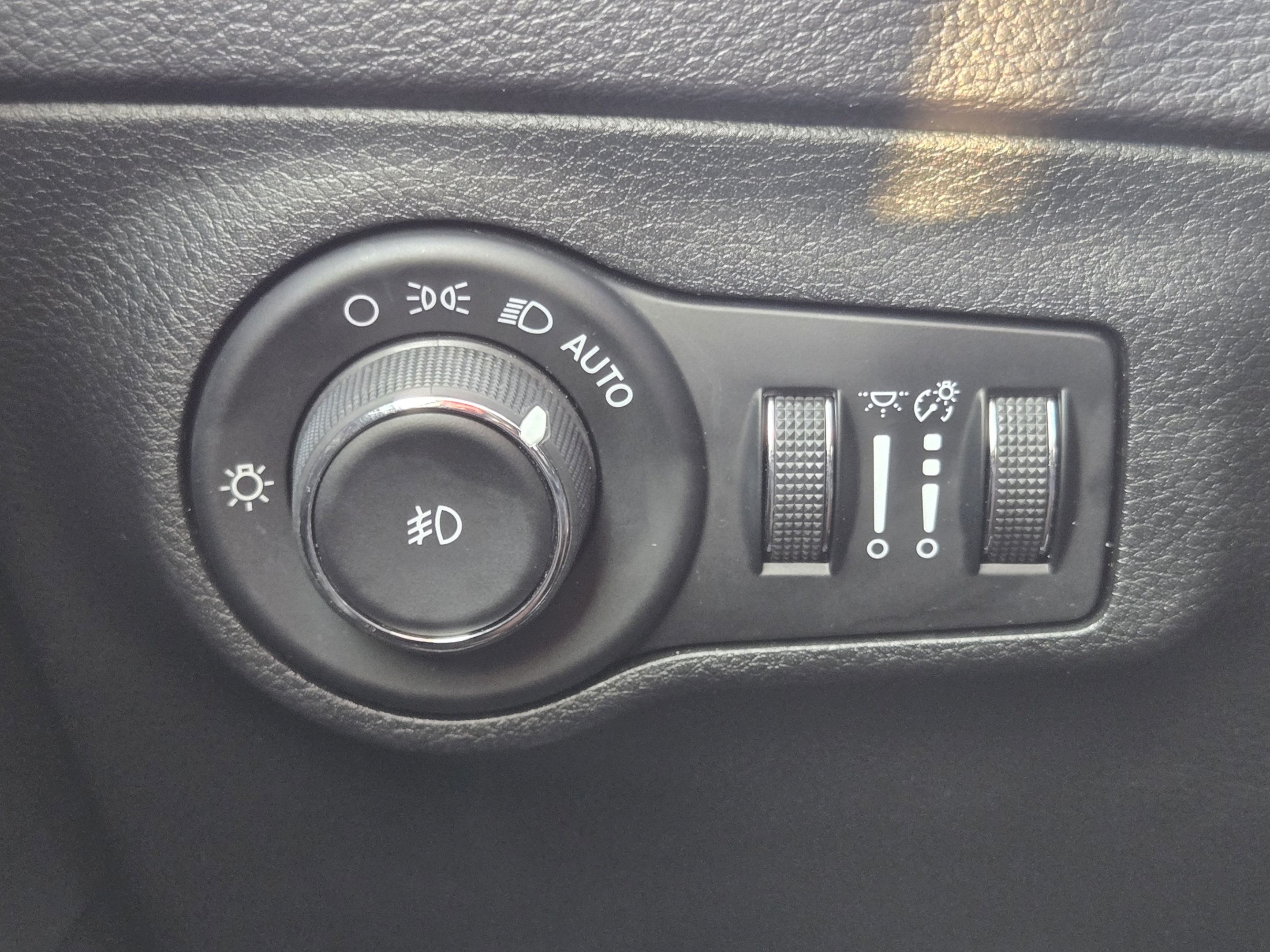 Used 2018 Jeep Compass Latitude FWD image 19
