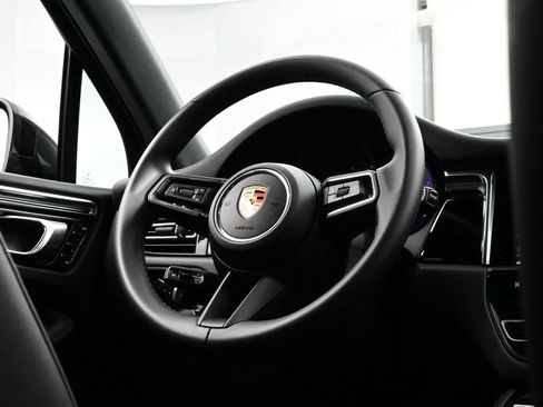 Certified 2025 Porsche Macan AWD/4WD image 20