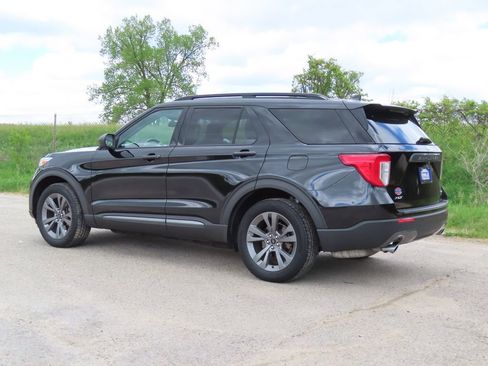 Used 2021 Ford Explorer XLT w/ Equipment Group 202A AWD/4WD image 24