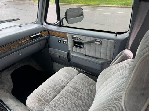Used 1989 GMC Suburban 4WD image 23
