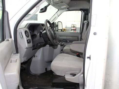 Used 2022 Ford E-450 and Econoline 450 Super Duty RWD image 6