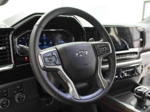 Used 2025 Chevrolet Silverado 1500 LT Trail Boss w/ Convenience Package II AWD/4WD image 16