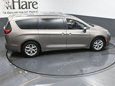Used 2018 Chrysler Pacifica Touring-L Plus w/ Tire & Wheel Group image 40