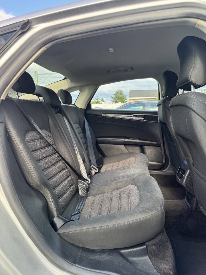 Used 2018 Ford Fusion SE FWD image 12