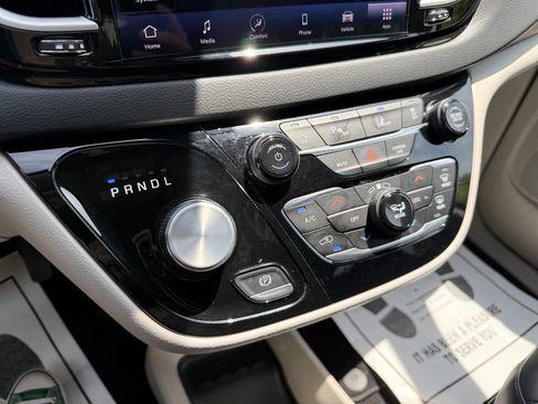 Used 2024 Chrysler Pacifica Touring-L FWD image 35